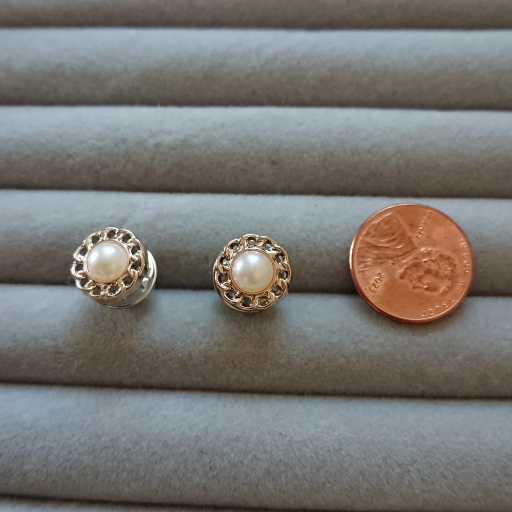 Elegant Gold tone and faux Pearl surrounded by a chain link border brooch/pins